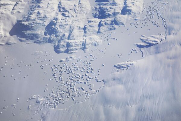 Вид из иллюминатора во время полета миссии НАТО в Гренландию - Sputnik Молдова