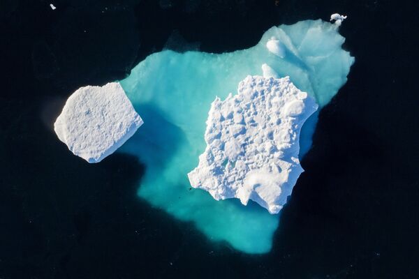 Дрейфующий во фьорде айсберг, Гренландия - Sputnik Молдова