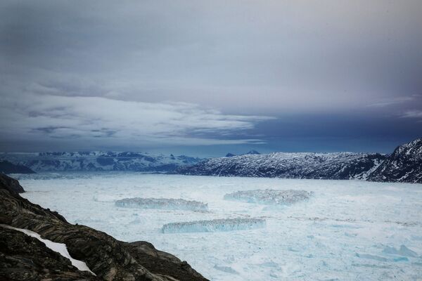 Айсберги во фьорде Сермилик после отделения от ледника Хелхейма в Гренландии - Sputnik Молдова