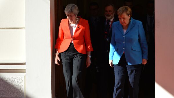 Премьер-министр Великобритании Тереза Мэй (слева) и канцлер Германии Ангела Меркель - Sputnik Moldova-România