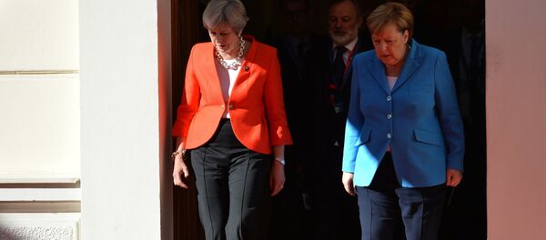 Премьер-министр Великобритании Тереза Мэй (слева) и канцлер Германии Ангела Меркель - Sputnik Молдова