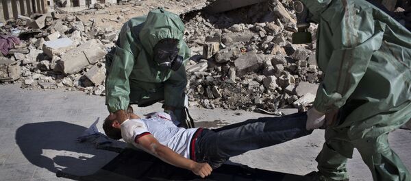 Dans la ville syrienne d'Alep, au nord de la Syrie, des volontaires participent à une simulation portant sur la manière de réagir à une attaque chimique, le 15 septembre 2013. (image d'illustration) - Sputnik Moldova-România