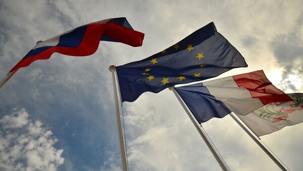 Flags of Russia, EU, France and coat of arms of Nice on the city's promenade - Sputnik Moldova-România