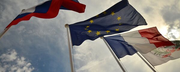 Flags of Russia, EU, France and coat of arms of Nice on the city's promenade - Sputnik Moldova