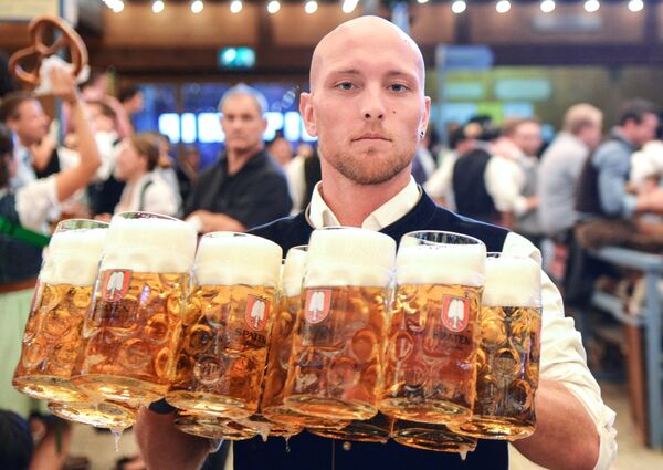 Официант разносит бокалы с пивом на открытии традиционного пивного фестиваля Октоберфест в Мюнхене - Sputnik Молдова