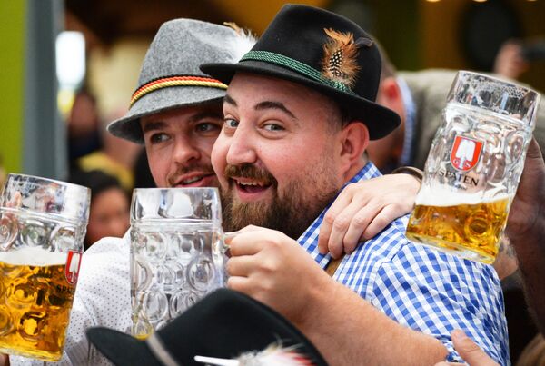 Посетители с бокалами пива на открытии традиционного пивного фестиваля Октоберфест в Мюнхене - Sputnik Молдова