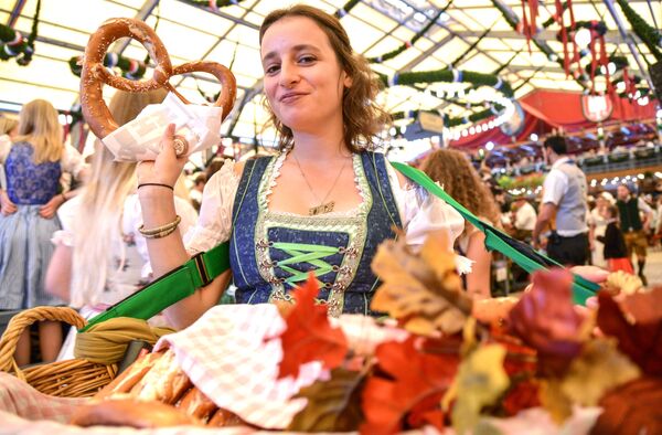 Официантка разносит рогалики на открытии традиционного пивного фестиваля Октоберфест в Мюнхене - Sputnik Молдова