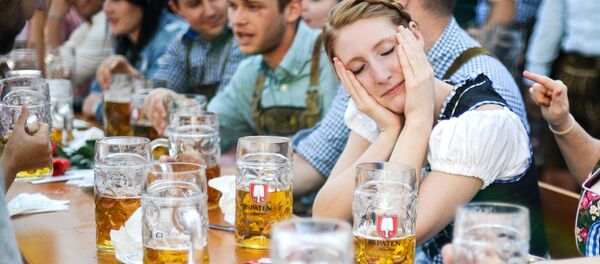 Посетители на открытии традиционного пивного фестиваля Октоберфест в Мюнхене, архивное фото. Посетители на открытии традиционного пивного фестиваля Октоберфест в Мюнхене, архивное фото. - Sputnik Молдова