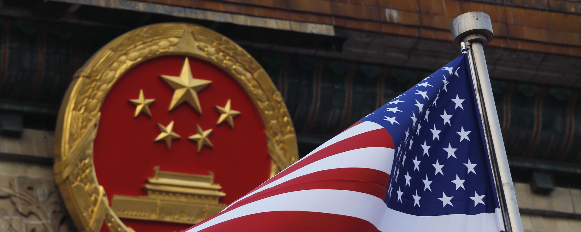 Флаг США на фоне эмблемы Китая в Пекине. Архивное фото - Sputnik Молдова, 1920, 09.03.2023