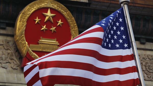 Флаг США на фоне эмблемы Китая в Пекине. Архивное фото - Sputnik Молдова