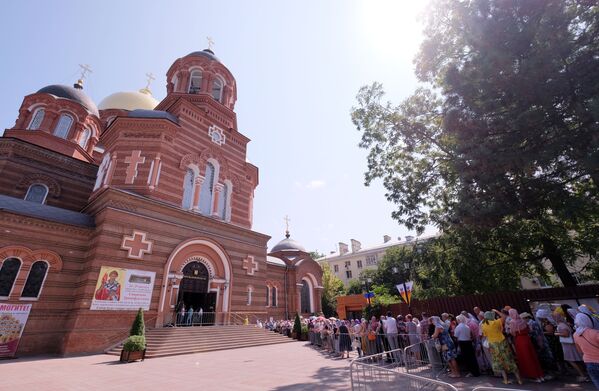 Верующие стоят в очереди к мощам святителя Спиридона Тримифунтского у Свято-Екатерининского собора в Краснодаре - Sputnik Молдова