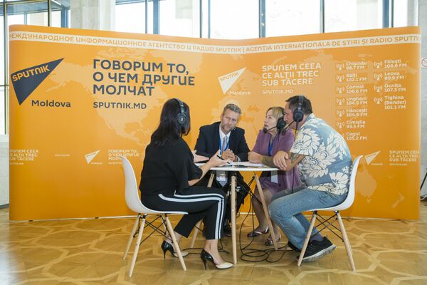 Радиоведущие напрямую общаются с участниками форума и задают волнующие наших читателей вопросы. - Sputnik Молдова