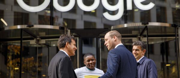 Britain's Prince William, Duke of Cambridge, 2nd right, chats with British entrepeneur Brent Hoberman, left, anti-cyber bullying campaigner James Okulaja, 2nd left, and President of EMEA Business and Operations for Google, Matt Brittin during his visit to launch the national action plan to tackle cyberbullying at the London headquarters of Google and YouTube in King's Cross, London, Thursday, Nov. 16, 2017. - Sputnik Молдова