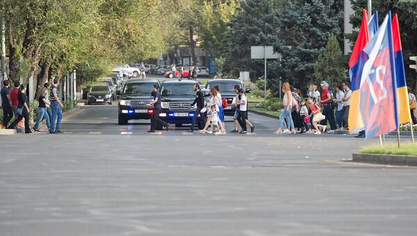 Правительственные автомобили пропускают пешеходов на красный свет - Sputnik Moldova