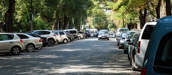 припаркованные машины на дороге masini parcate pe drum - Sputnik Moldova