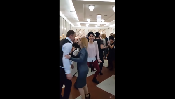 Ревнивая грузинка не дает мужу танцевать на свадьбе с другими – смешное видео - Sputnik Молдова