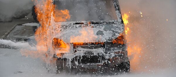 Горящий автомобиль в пене - Sputnik Moldova