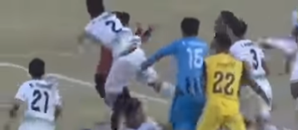 Футболисты избили судью ногами за пенальти Футболисты избили судью ногами за пенальти - Sputnik Молдова