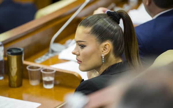 Deputatul Alina Zotea la prima ședință a Parlamentului - Sputnik Moldova
