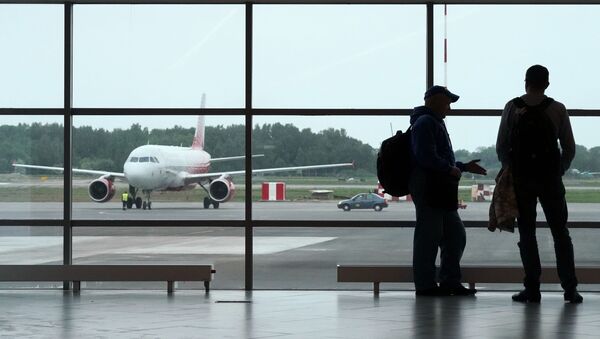 Пассажиры в новом аэровокзальном комплексе международного аэропорта Храброво, Калининград - Sputnik Молдова