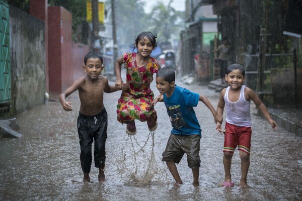 Fotografia „Happiness on a Rainy Day” a fotografului Fardin Oyan din Bangladesh, câștigătorul premiului la nominalizarea Young Environmental Photographer of the Year 2018 a concursului „Environmental Photographer of the Year 2018 - Sputnik Moldova