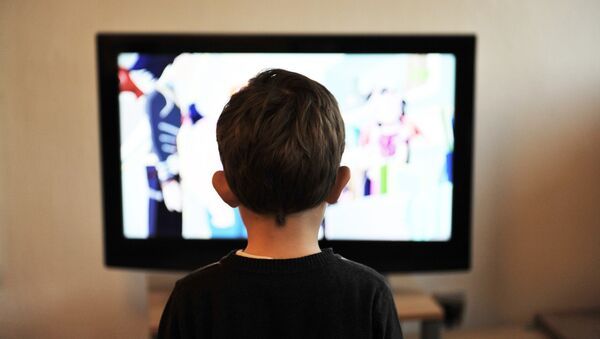Un copil privește televizorul - Sputnik Moldova-România