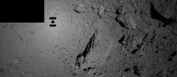 Тень зонда Хаябуса-2 на астероиде Рюгу Тень зонда Хаябуса-2 на астероиде Рюгу - Sputnik Молдова