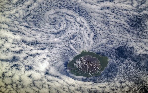 Вид из космоса на вулкан Алаид на Курильских островах - Sputnik Молдова