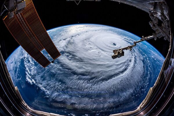 Ураган Флоренс, сфотографированный астронавтом Александром Герстом с МКС - Sputnik Молдова