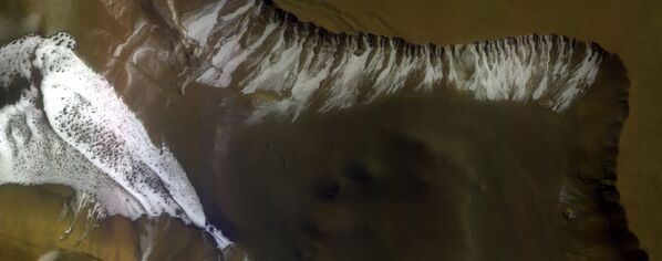 Склон гребня кратера на Марсе с отложениями сухого льда - Sputnik Молдова