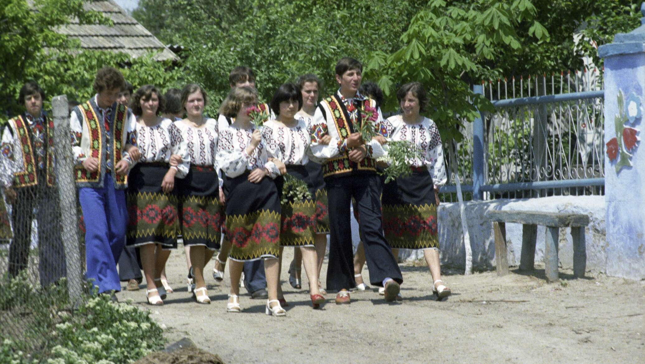 Рп5 молдова кунича флорешты. Село Цыбулевка. Молдова Кунича село. Молдавская школа.