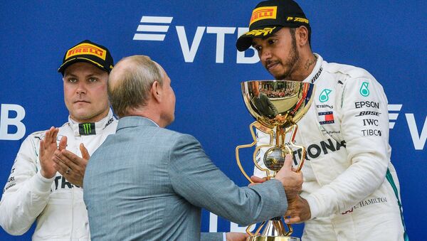Lewis Hamilton reçoit le trophée des mains de Vladimir Poutine - Sputnik Moldova-România