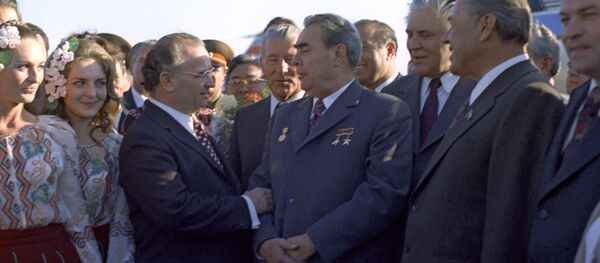 Генеральный секретарь ЦК КПСС Леонид Ильич Брежнев в Кишиневе на праздновании 50-летия образования Молдавской ССР и создания Коммунистической партии республики. Генеральный секретарь ЦК КПСС Леонид Ильич Брежнев в Кишиневе на праздновании 50-летия образования Молдавской ССР и создания Коммунистической партии республики. - Sputnik Молдова