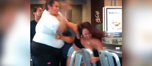 Соцсети возмутило жестокое избиение клиентки сотрудницами McDonald's - Sputnik Moldova