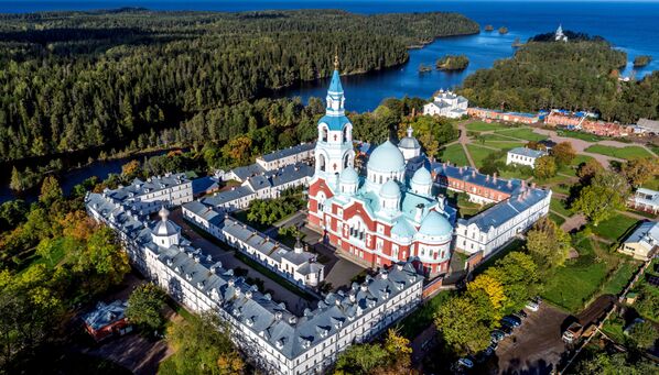Toamna totul este pitoresc și senin pe insula Valaam. În imagine: Catedrala Schimbării la Faţă a Mântuitorului, Mănăstirea Valaam. - Sputnik Moldova