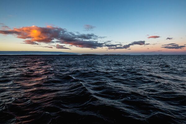 Insula Valaam din lacul Ladoga este cea mai mare din arhipelagul Valaam. În imagine: seară pe lacul Ladoga. - Sputnik Moldova