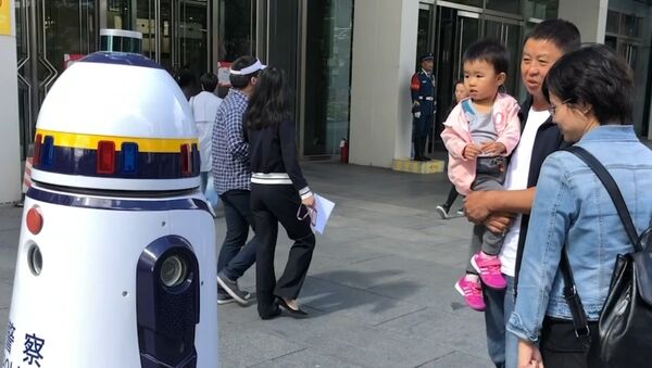 Робот-полицейский вышел на улицы Пекина - Sputnik Молдова