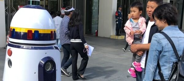 Робот-полицейский вышел на улицы Пекина - Sputnik Молдова