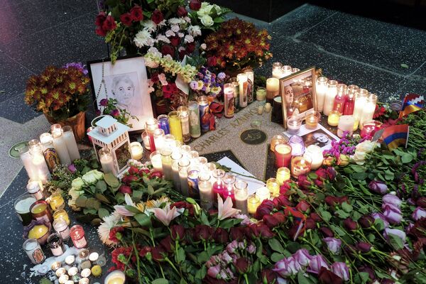 Flori și lumânări la steaua lui Aznavour pe Hollywood Walk of Fame de la Hollywood Flori și lumânări la steaua lui Aznavour pe Hollywood Walk of Fame de la Hollywood - Sputnik Moldova-România