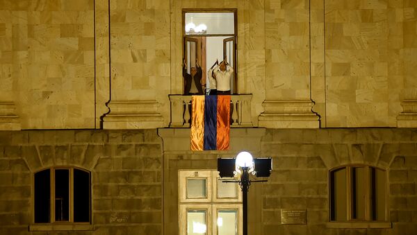 Депутаты фракции Елк поддерживают с балкона в Парламенте граждан, собравшихся перед зданием Парламента (2 октября 2018). Еревaн - Sputnik Молдова