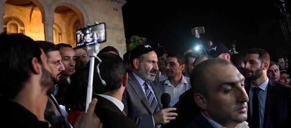 Премьер-министр Никол Пашинян перед зданием Парламента (2 октября 2018). Еревaн Премьер-министр Никол Пашинян перед зданием Парламента (2 октября 2018). Еревaн - Sputnik Молдова