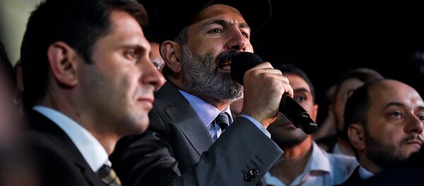 Премьер-министр Никол Пашинян на митинге перед зданием Парламента (2 октября 2018). Еревaн - Sputnik Молдова