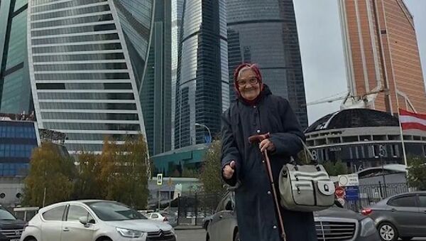 Эта бабуля путешествует больше, чем ты. Ей 91 год - Sputnik Молдова