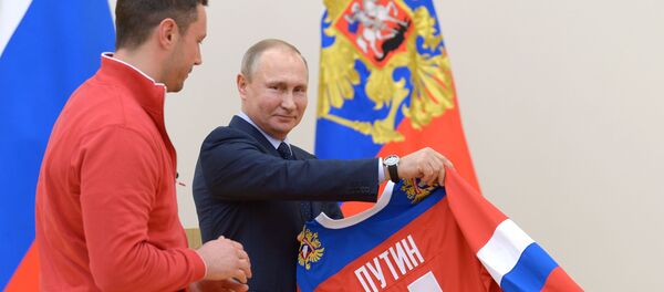 Президент РФ Владимир Путин и игрок сборной России по хоккею Илья Ковальчук во время встречи с российскими спортсменами – участниками XXIII Олимпийских игр в Пхенчхане Президент РФ Владимир Путин и игрок сборной России по хоккею Илья Ковальчук во время встречи с российскими спортсменами – участниками XXIII Олимпийских игр в Пхенчхане - Sputnik Молдова