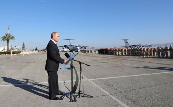 Президент РФ Владимир Путин во время посещения авиабазы Хмеймим в Сирии - Sputnik Молдова