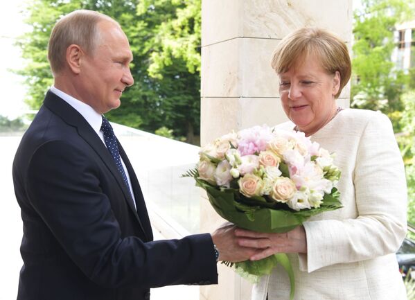 Президент РФ Владимир Путин и федеральный канцлер ФРГ Ангела Меркель во время встречи в Сочи - Sputnik Молдова