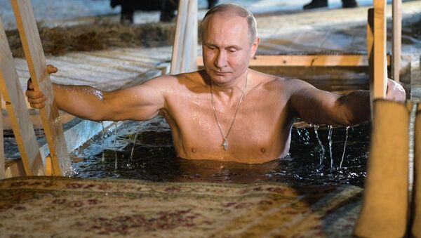 Президент РФ Владимир Путин во время праздничного купания в православный праздник Крещения Господня на озере Селигер - Sputnik Moldova