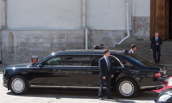 Президент РФ Владимир Путин спускается по лестнице Благовещенского собора к автомобилю Aurus кортежа президента РФ - Sputnik Молдова