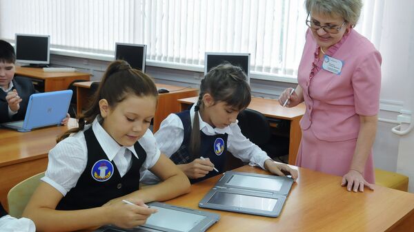 Эксперимент по переходу на электронные книги в средних школах - Sputnik Молдова