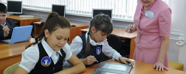 Эксперимент по переходу на электронные книги в средних школах - Sputnik Moldova